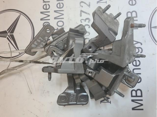 Петля двери передней правой A2057200237 MERCEDES