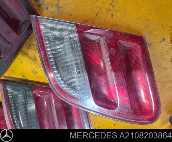 Mercedes 210 фонарь задний правый внутренний A2108203864