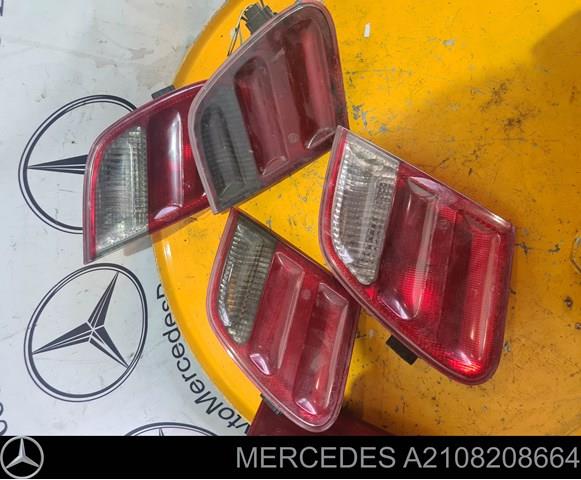 Фонарь задний внутренний правый A2108208664 MERCEDES