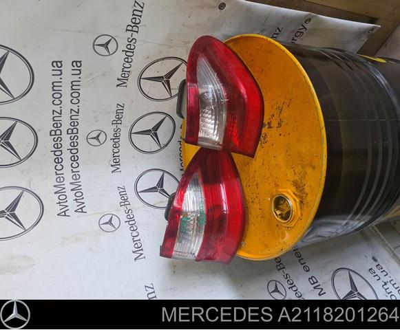Задний правый внешний фонарь A2118201264 MERCEDES