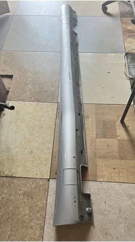 Накладка наружняя (молдинг) порога, правый A2126981554 MERCEDES