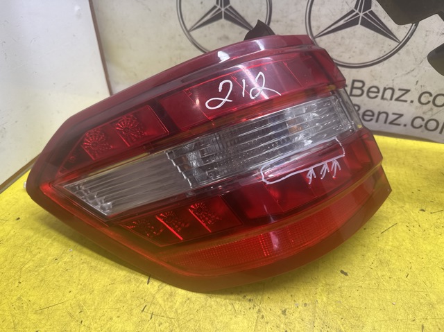 Фонарь задний левый, внешний A2128200364 MERCEDES