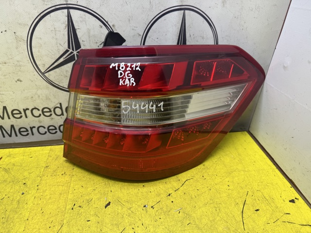 Фонарь задний правый, внешний A2128203864 MERCEDES