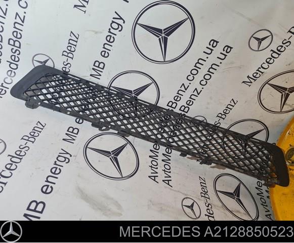 Решетка бампера переднего центральная A2128850523 MERCEDES