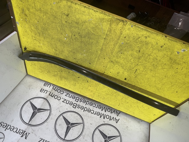 Защитная накладка ветрового стекла правая A2136901282 MERCEDES