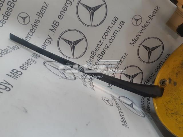 A2136901282 MERCEDES Молдинг лобового стекла правый купить в Чернигов
