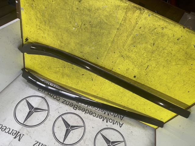 MERCEDES A2136901282 Молдинг лобового стекла правый в наличии Украина