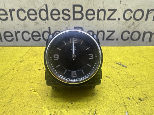 Часы в салон, на панели A2138272000 MERCEDES
