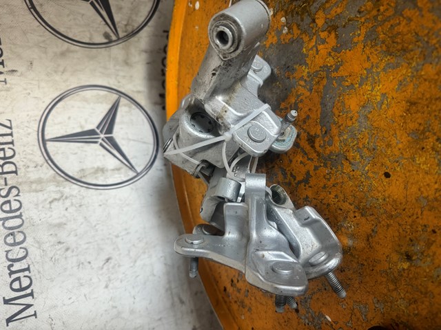 Петля передней двери правая A2187200737 MERCEDES
