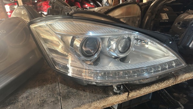 Вставка фары правой A2218207439 MERCEDES
