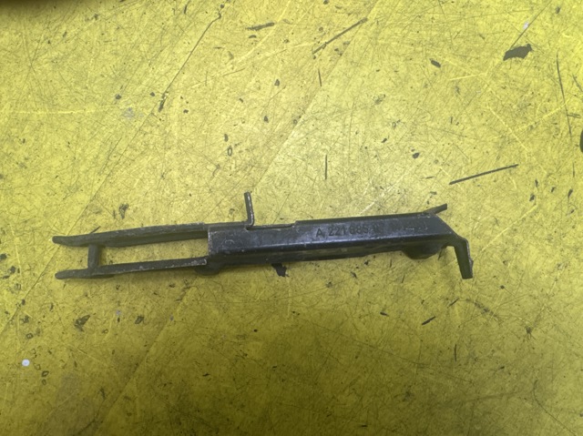 Левое крепление переднего бампера A2218850714 MERCEDES