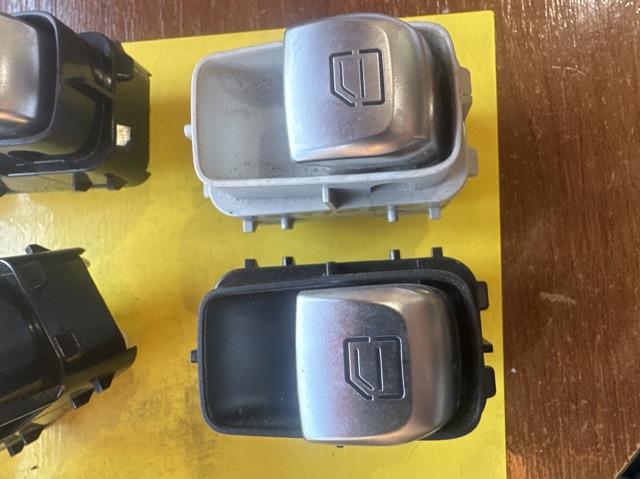 Кнопка стеклоподъемника передняя правая A2229052203 MERCEDES