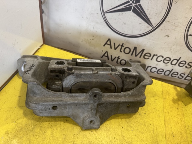 Опора двигателя A2462402617 MERCEDES