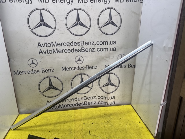 Уплотнитель стекла двери задней левой внешний (планка) A2467350182 MERCEDES