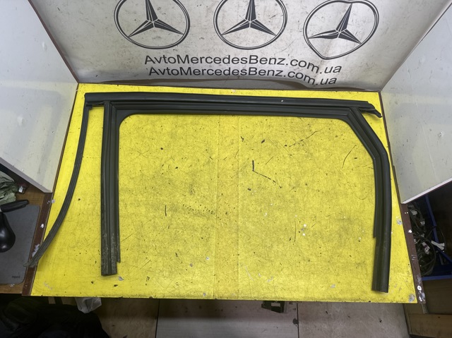 Направляющая стекла рамки двери, заднего левая A2467350700 MERCEDES