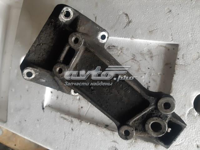 Кронштейн подушки (опоры) двигателя, левой A6122230004 MERCEDES