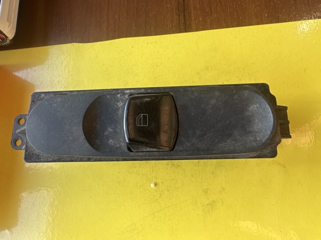 Кнопки переднего правого стекло подъёмника A6395451413 MERCEDES