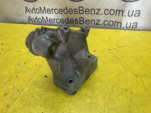 Кронштейн подушки (опоры) двигателя, левой A6422236304 MERCEDES