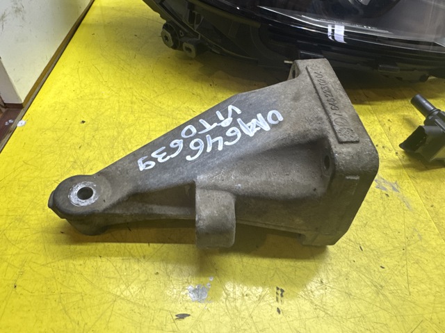Кронштейн подушки (опоры) двигателя, правой A6462230204 MERCEDES