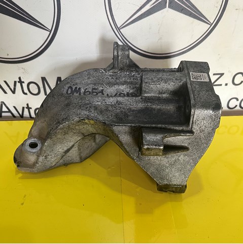 Кронштейн подушки (опоры) двигателя, левой A6512230004 MERCEDES