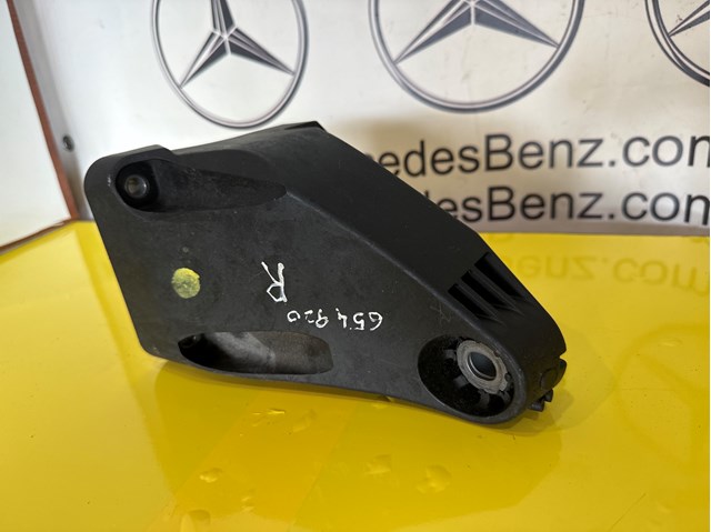 Кронштейн подушки (опоры) двигателя, правой A6542230100 MERCEDES