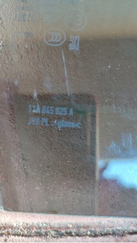 Стекло двери задней левой 11A845025A VAG