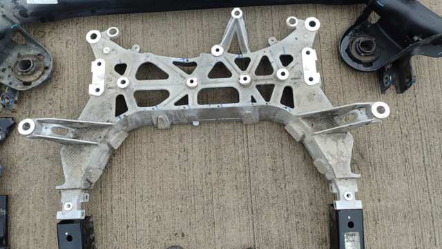 Балка передней подвески 42597690 GM