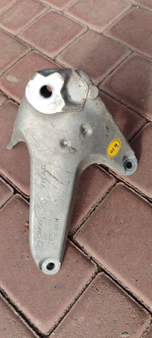 Кронштейн подушки (опоры) двигателя, правой 4KE199606H VAG
