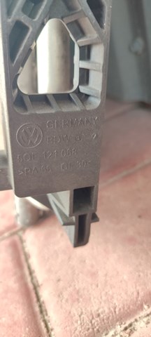 VAG 5QE121068 Кронштейн радиатора правый в наличии Ровно