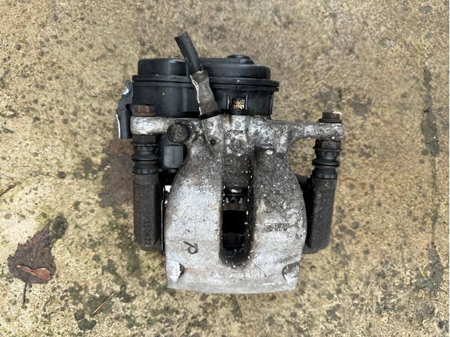 Задний правый суппорт 1664230681 MERCEDES