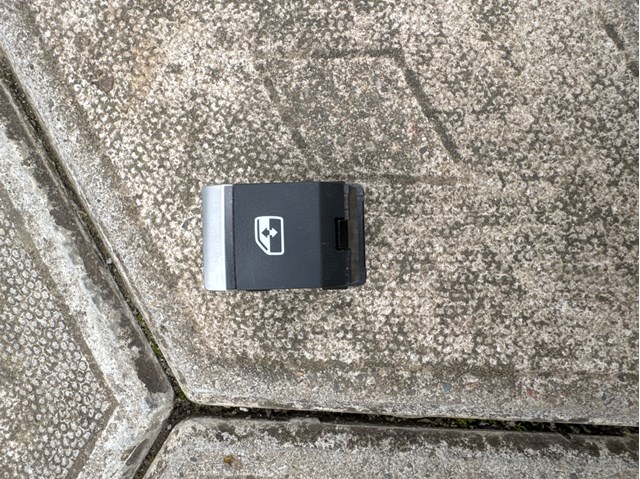 Кнопка подъемника переднего правого стекла 4M0959855 VAG