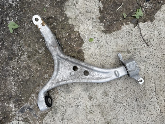 Правый рычаг передней нижней подвески A1663300207 MERCEDES