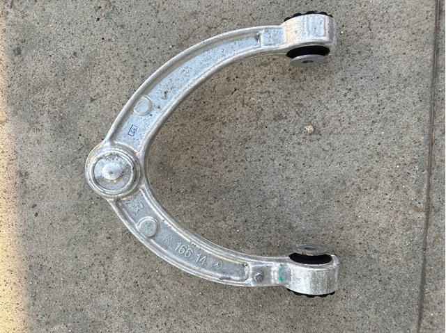 Рычаг передней подвески верхний, правый A1663301807 MERCEDES