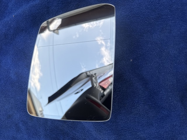 Стекло зеркала заднего вида, правого A1668100419 MERCEDES