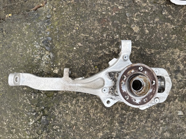 Цапфа поворотная правая A1673322600 MERCEDES