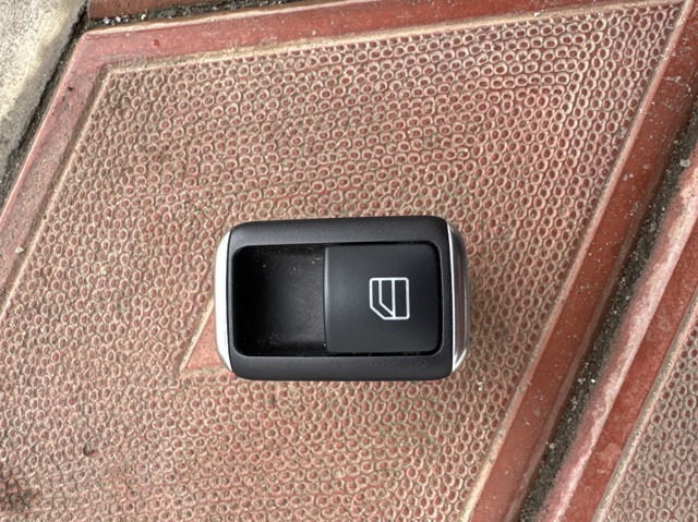Кнопка подъемника переднего правого стекла A2049058102 MERCEDES