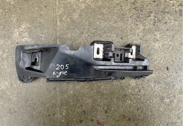 Правый кронштейн крепления бампера заднего A2058852265 MERCEDES