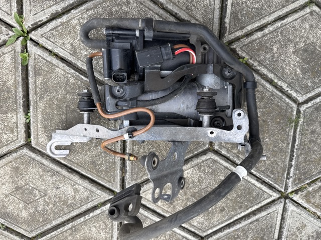 Компрессор пневмоподкачки (амортизаторов) A2133200104 MERCEDES