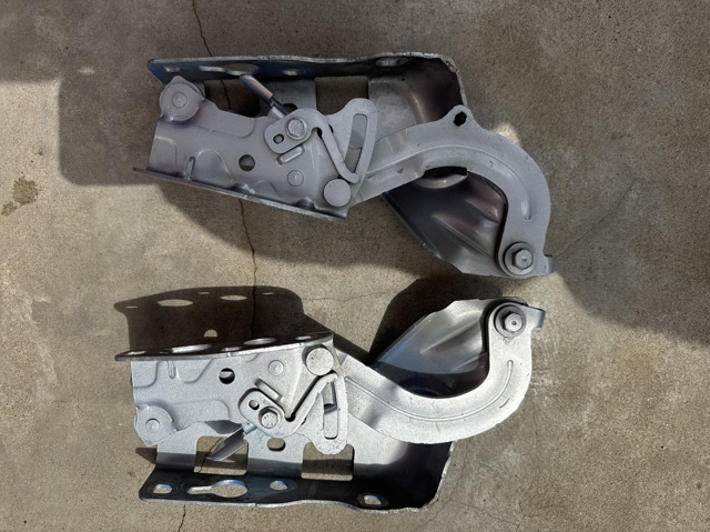MERCEDES A2138800228 Петля капота правая в наличии Украина