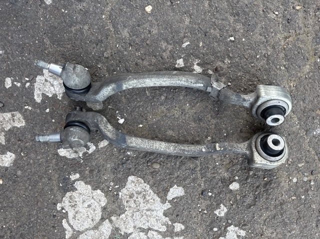 Левый рычаг передней нижней подвески A2183300711 MERCEDES