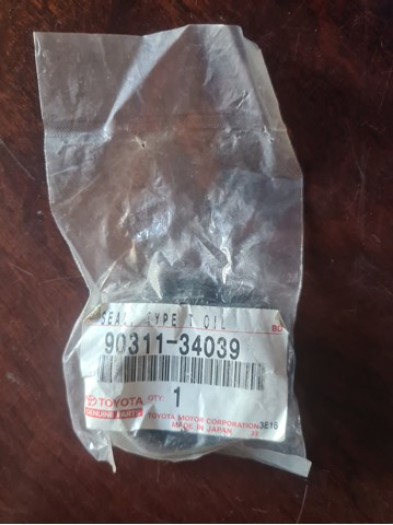 Сальник правой полуоси переднего моста 9031134039 TOYOTA