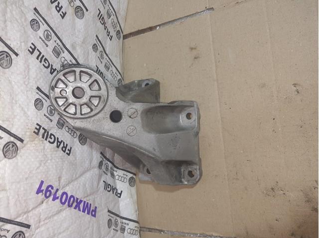 Кронштейн подушки (опоры) двигателя, правой 7L6199308C VAG