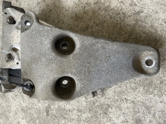 BMW 22116784823 Кронштейн подушки (опоры) двигателя левой в наличии Винница