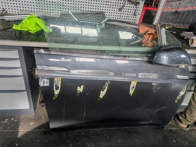 Пассажирская передняя дверь 1069536E0C Tesla Model