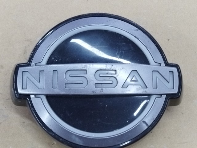 Фирменный значек решетки радиатора 628905MP0A NISSAN