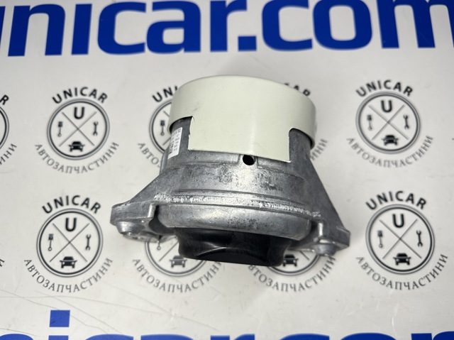Правая подушка двигателя A2052407900 MERCEDES