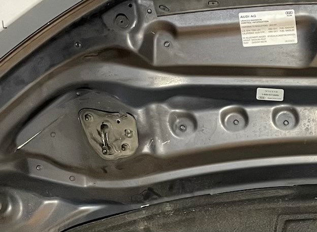 Запор капота (замок и привод замка капота) 4G0823186 VAG