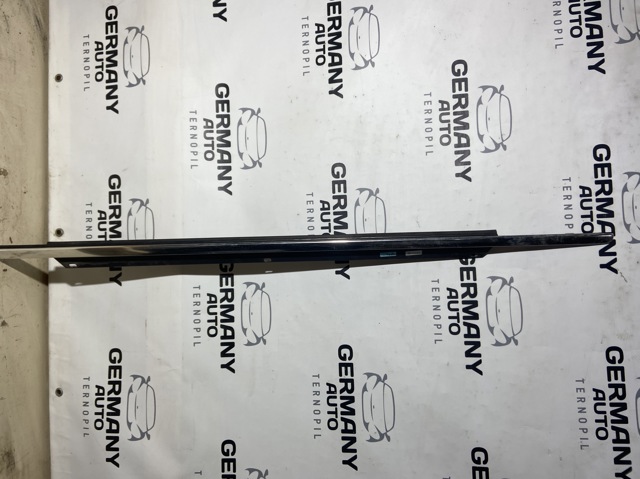 Молдинг опускного стекла нижний, двери передней, правой 4L0853284E VAG