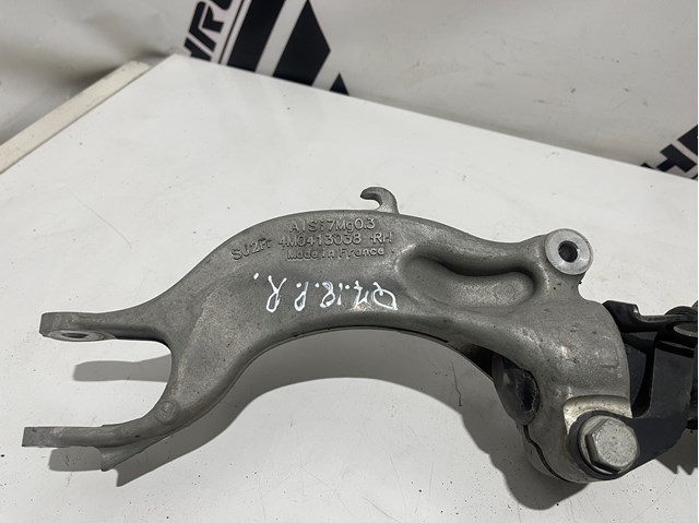 Вилка нижняя амортизатора переднего, правая 4M0413038 VAG