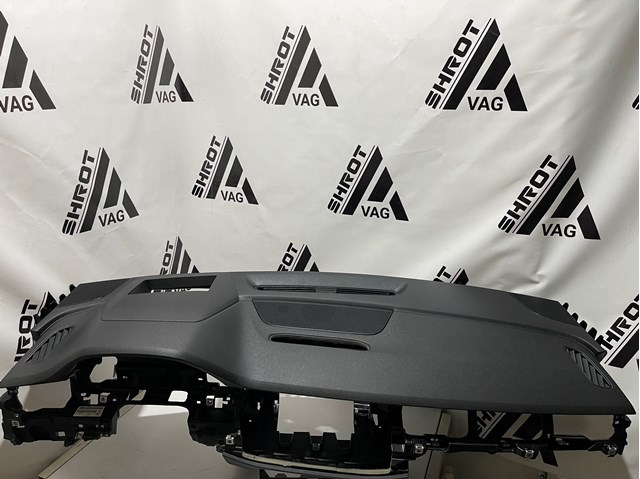 Передняя панель 4M1857001AC24A VAG